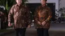 Ketum Partai Demokrat Susiolo Bambang Yudhoyono berjalan bersama Ketum Partai Gerindra Prabowo Subianto di Kediaman SBY, Jakarta, (24/7). Pertemuan nantinya membahas mengenai Gerindra yang akan mengajak Demokrat berkoalisi. (Liputan6.com/Angga Yuniar)