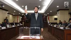 Hakim Konstitusi Anwar Usman menunjukkan surat suara saat pemilihan Ketua Mahkamah Konstitusi (MK) di Jakarta, Senin (2/3). Anwar Usman terpilih sebagai Ketua MK periode 2018-2020. (Liputan6.com/Angga Yuniar)