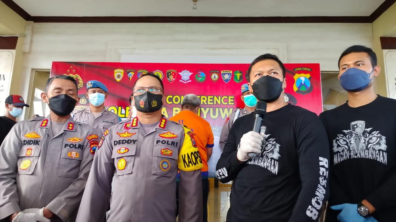 Pelaku Pencabulan dan pemerkosaan yang juga pimpinan pondok pesantren di Banyuwangi FZ dihadirkan dalam jumpa pers di Mapolresta Banyuwangi (Hermawan Arifianto/Lipiutan6.com)