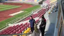 Ketua Umum PSSI, Erick Thohir, meninjau salah satu tribun penonton dari Stadion Manahan, Minggu (4/6/2023). Kunjungan Erick Thohir untuk memastikan Stadion Manahan siap menyelenggarakan Kualifikasi Piala Asia U-23 2024 yang akan berlangsung pada 6 hingga 12 September 2023. (Bola.com/Radifa Arsa)