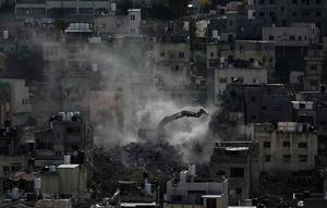 Buldoser tentara Israel menghancurkan rumah-rumah di kamp pengungsi perkotaan Palestina Nur Shams, dekat kota Tulkarem di Tepi Barat, Rabu 31 Desember 2025. Akhir Desember 2025, militer Israel kembali merobohkan sedikitnya 25 bangunan hunian yang menampung sekitar 100 keluarga. (AP Photo/Majdi Mohammed)