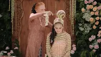 Gaya Cantik Luna Maya saat Prosesi Siraman, Anggun dengan Busana Kebaya Jawa