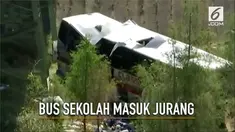 Sebuah bus yang membawa rombongan siswa SMA dari Disney World menuju Texas jatuh ke jurang di Alabama.