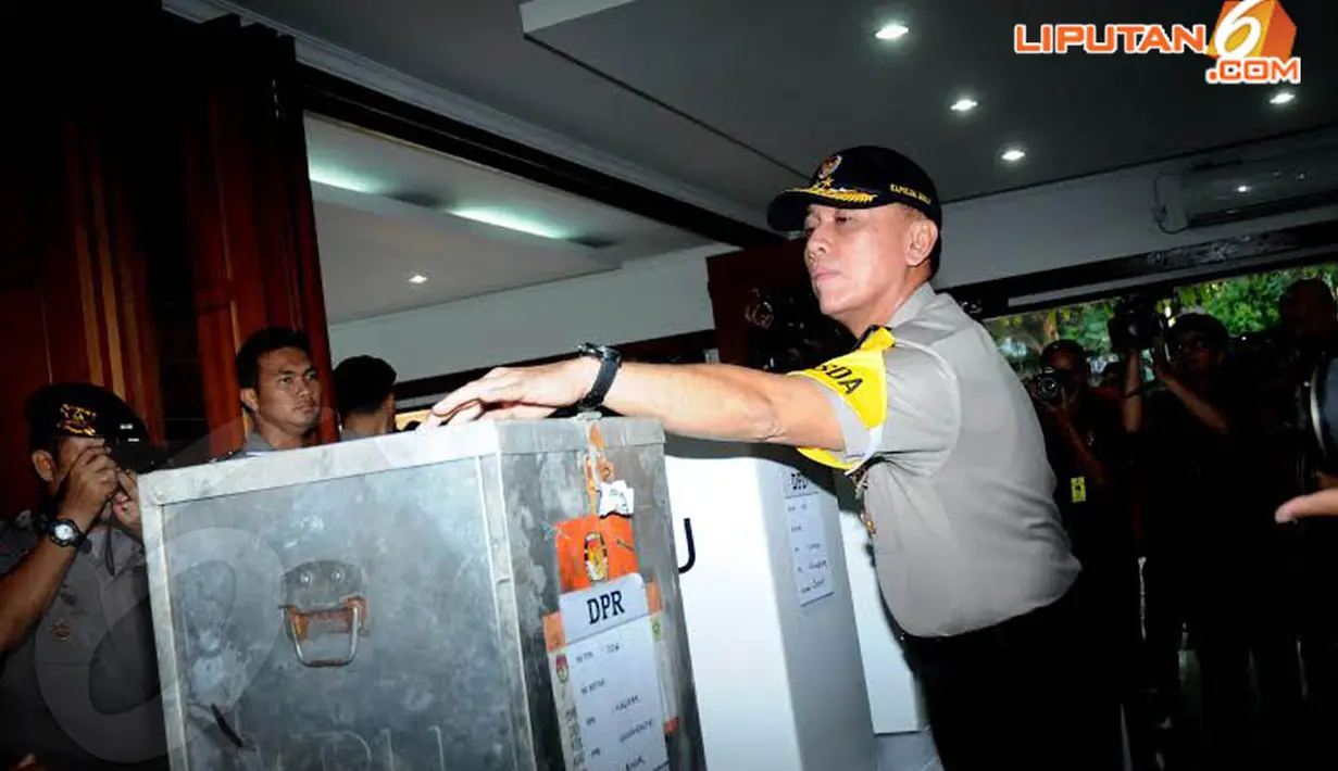 Kapolda Jabar Irjen Pol M Iriawan memeriksa kotak suara di TPS 006 Nagrak Gunung Putri Bogor sebelum SBY mencoblos (Liputan6.com/Helmi Fithriansyah)