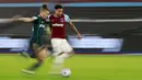 Pemain West Ham United, Jesse Lingard, berebut bola dengan pemain Leeds United, Kalvin Phillips, pada laga Liga Inggris di Stadion London, Senin (8/3/2021). West Ham menang dengan skor 2-0. (Ian Walton, Pool)