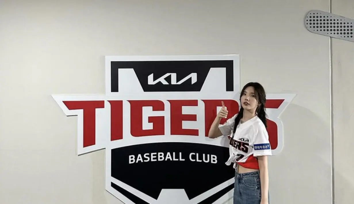YouTuber yang juga penyanyi ini tampil dengan atasan baseball dibuat crop top dipadukan loose denimnya. (@xooos_)