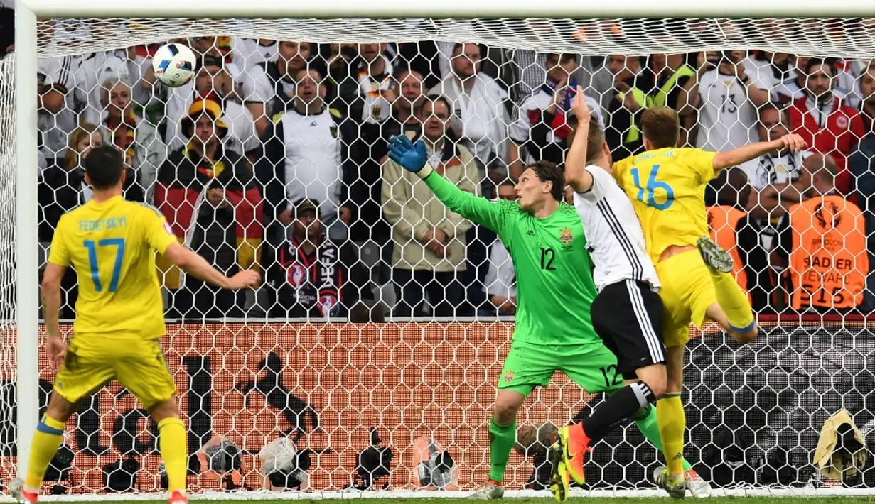 Pemain Jerman, Shkodran Mustafi, saat mencetak gol pertama ke gawang Ukraina pada laga Grup C Piala Eropa 2016 di Stade Pierre-Mauroy, Senin (13/6/2016) dini hari WIB. (AFP/Patrik Stollarz)