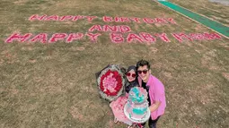 Saat menjalani babymoon, Ria Ricis juga mendapat kejutan ulang tahun dari Teuku Ryan. Dengan sebuah kue bertingkat dan dua buah buket bunga, Ricis tampak bahagia dengan kejutan dari suami.(Liputan6.com/IG/@riaricis1795)