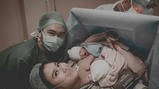Lahirkan Bayi Kembar, Ini 5 Potret Wajah Anak Syahnaz dan Jeje yang Menggemaskan