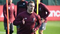 Gelandang Liverpool, Xherdan Shaqiri, saat sesi latihan jelang laga Liga Champions di Melwood, Liverpool, Senin (8/4). Liverpool akan berhadapna dengan Porto. (AFP/Paul Ellis)