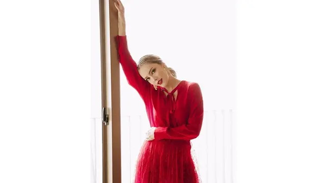 Jarang Terlihat di Layar Kaca, Ini 7 Pesona Cathy Sharon
