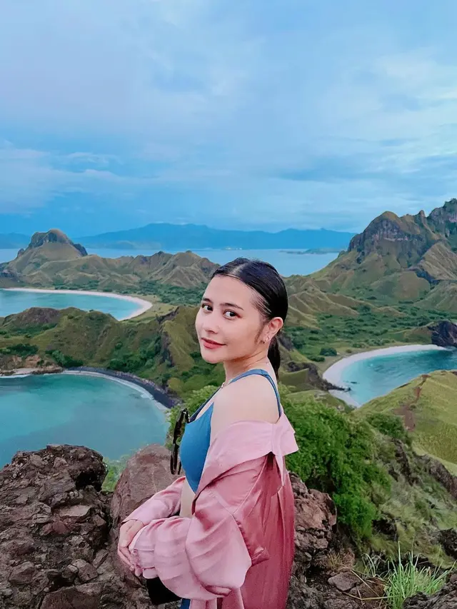 6 Potret Prilly Latuconsina Liburan ke Labuan Bajo, Unggah Foto Bareng Reza Rahadian
