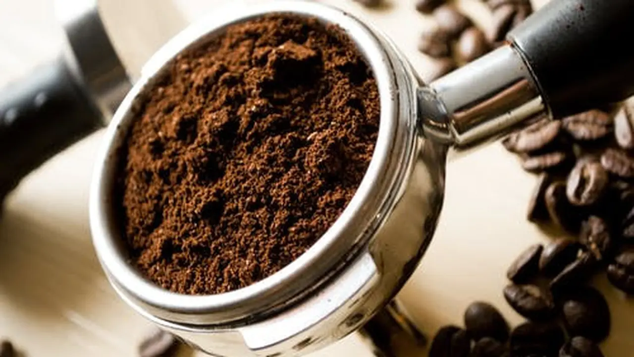 Menggunakan Perasan Air Lemon dan Bubuk Kopi