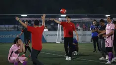 Pada hari terakhirnya di Jakarta untuk mempromosikan Premier League 2023/2024 di Vidio, kiper legendaris Manchester United melakukan serangkaian acara fun football bersama Selebritis FC yang dikomandoi artis Raffi Ahmad. Ada beberapa tantangan dalam rangkaian fun football yang digelar, seperti pertandingan 7 lawan 7, cross-bar, tendangan  bebas dan tendangan penalti. Ada momen menarik saat Raffi Ahmad terpeleset pada tantangan adu penalti serta saat Sultan Andhara tersebut berdebat dengan Peter Schmeichel tentang keabsahan penalti Bastian Steele. (Bola.com/Ikhwan Yanuar)