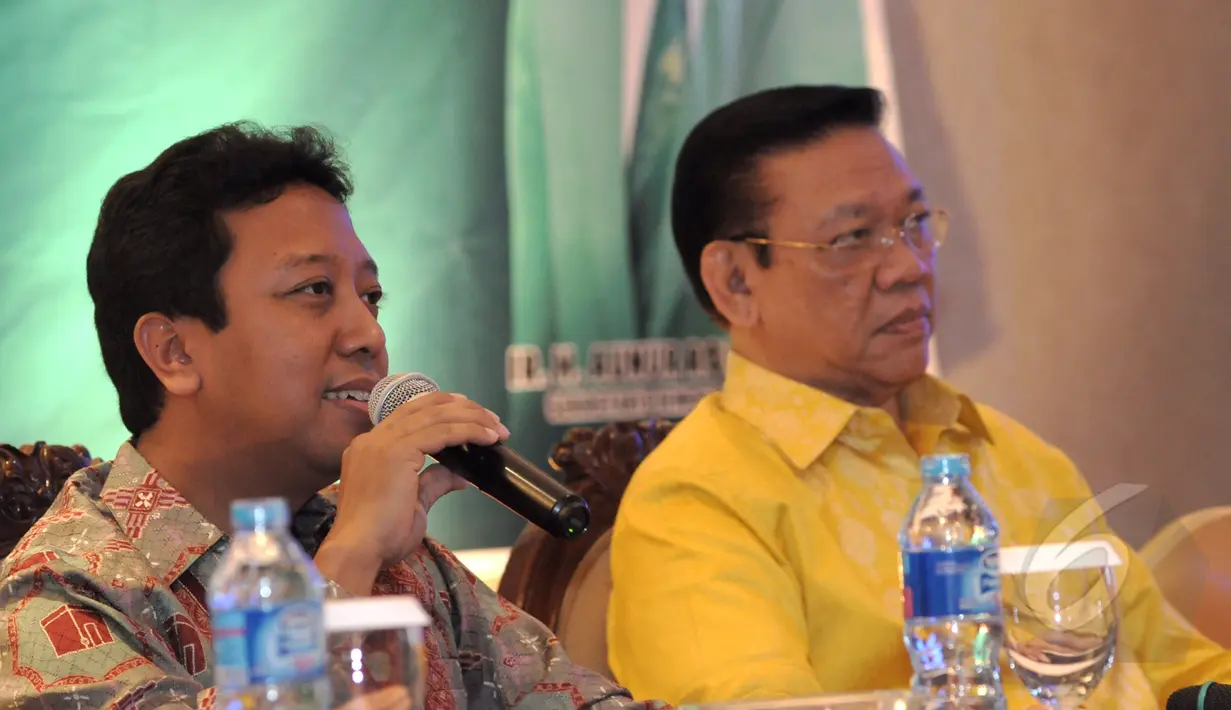 Ketua Umum PPP Rommahurmuziy (kiri) memberikan pidato di Jakarta, Jum'at (13/3/2015). (Liputan6.com/Andrian M Tunay).  Agung Laksono menegaskan safari politiknya untuk memberikan dukungan pada pemerintahan saat ini. (Liputan6.com/Andrian M Tunay)