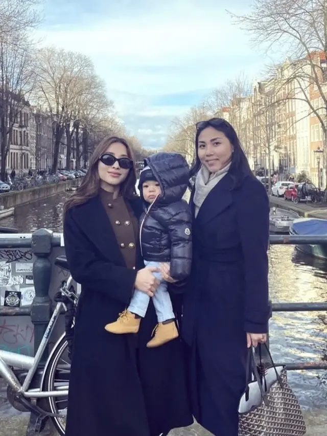 Nikita Willy saat liburan ke Belanda bareng baby Izz, credit: (IG/@nikitawillyofficial94)