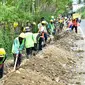 Pekerjaan revitalisasi saluran drainase jalan nasional sepanjang 5.000 Km yang termasuk dalam cakupan program Padat Karya Tunai (PKT). (Dok Kementerian PUPR)