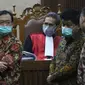 Tiga terdakwa kasus dugaan korupsi di PT Asuransi Jiwasraya dari kalangan pengusaha, Benny Tjokrosaputro, Heru Hidayat dan Joko Hartono Tirto (kiri ke kanan berdiri) saat menjalani sidang lanjutan di Pengadilan Tipikor Jakarta, Senin (6/7/2020). (Liputan6.com/Helmi Fithriansyah)