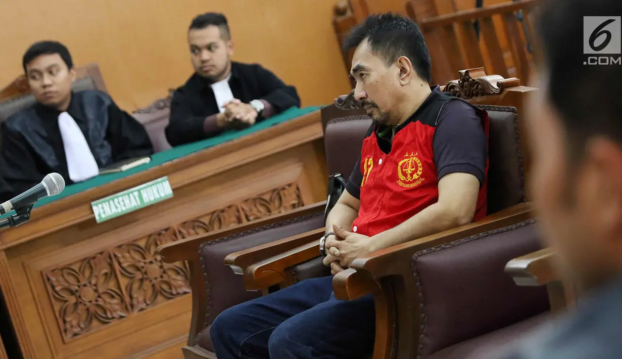 Terdakwa Gatot Brajamusti (55) saat menjalani sidang putusan sela di Pengadilan Negeri Jakarta Selatan, Selasa (31/10). Majelis hakim PN Jakarta Selatan menolak semua eksepsi Gatot Brajamusti dan kuasa hukumnya. (Liputan6.com/Immanuel Antonius)