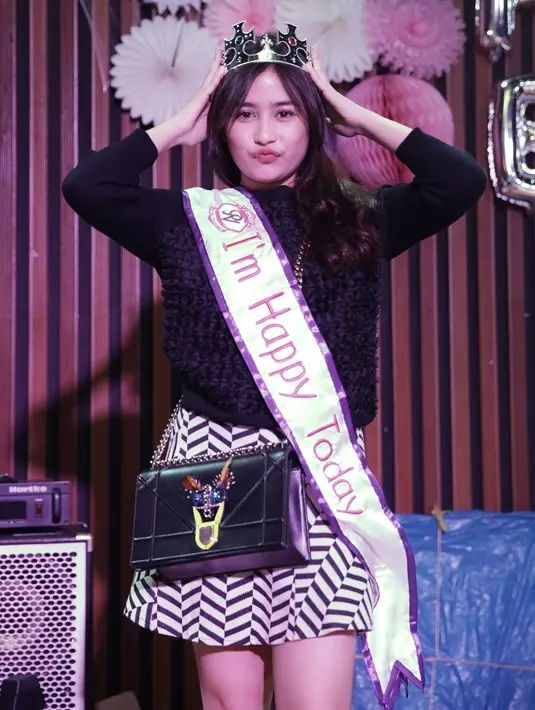 Kejutan demi kejutan dan kado dari orang-orang terdekatnya selama ini. Mulai dari orangtua, penggemar, pria yang dikabarkan dekat, Teuku Rassya, dan juga dari musisi Maia Estianty. Ini ungkapan rasa terimakasih Prilly. (Bambang E. Ros/Bintang.com)