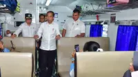 Presiden Joko Widodo atau Jokowi meninjau arus mudik Lebaran 2024 di Stasiun Pasar Senen Jakarta Pusat, Senin (8/4/2024). (Foto: Vico - Biro Pers Sekretariat Presiden)