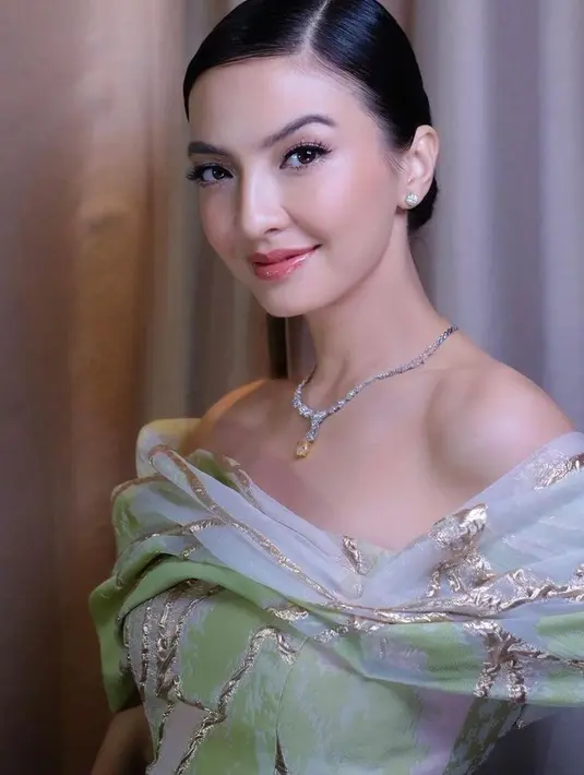 Raline Shah tampil ekstra mengenakan off shoulder dress nuansa hijau dengan aksen emas yang mewah. Penampilannya disempurnakan dengan polesan makeup flawless oleh MUA @andreblake. [@andreblake]