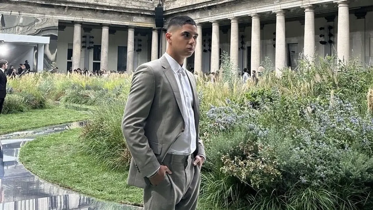 Al Ghazali Bergaya Office Look saat Hadir di Milan Fashion Week.