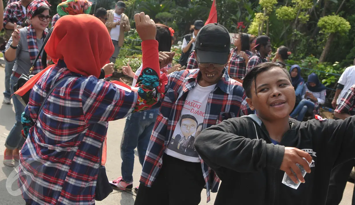 Sejumlah pendukung Basuki Tjahaja Purnama atau Ahok berjoget saat mengawal sidang di Kementerian Pertanian, Jakarta, Selasa (25/4). Sidang kali ini beragendakan pembacaan pledoi. (Liputan6.com/Helmi Afandi)