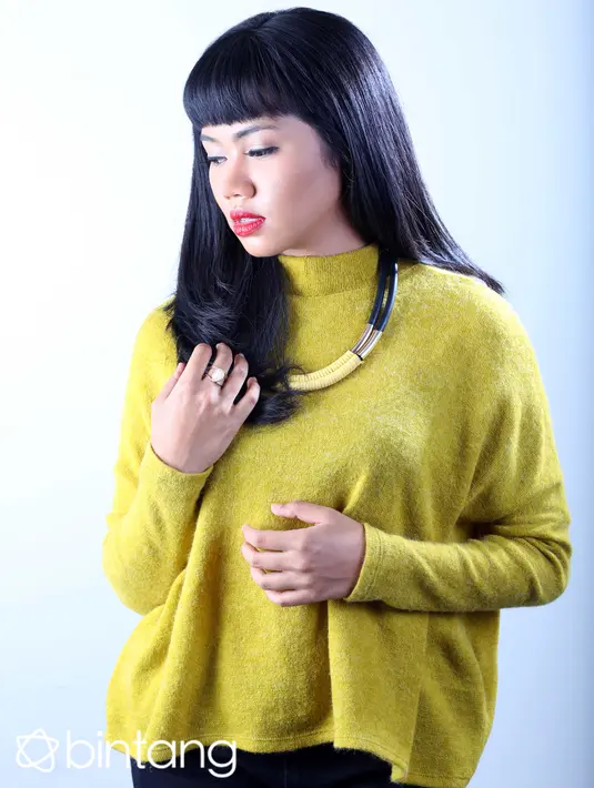 “Lagu bahasa Sunda ini dikemas dengan sangat menyenangkan, dengan cara yang modern, dengan musik broadway jazz. Yura sih inginnya bisa didengar oleh banyak orang sampai luar negeri gitu. “ jelas Yura Yunita. (Febio Hernanto/Bintang.com)