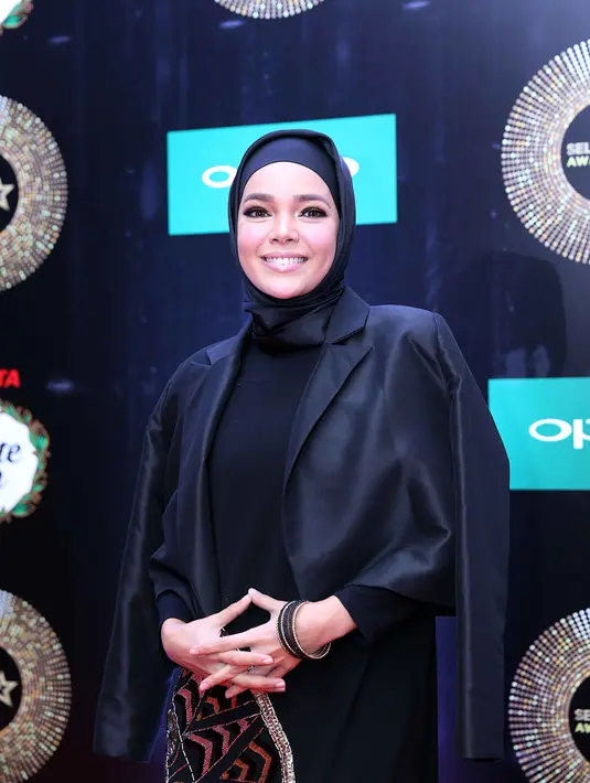 "Banyak teman-teman kita yang punya kekuatan yang berbeda. Saya dengan cara ini. Kita hanya mendapat kepuasan saja," ungkap Dewi Sandra, di kawasan Taman Mini Indonesia Indah, Jakarta Timur, Jumat (30/9/2016). (Nurwahyunan/Bintang.com)