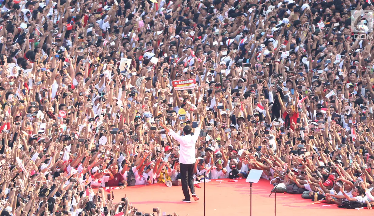 Capres 01 Joko Widodo mengacungkan jari saat kampanye akbar bertajuk 'Konser Putih Bersatu' di Stadion Gelora Bung Karno, Jakarta, Sabtu (13/4). Dalam kampanyenya Jokowi mengajak  untuk mencoblos pasangan 01 Jokowi-Ma'ruf Amin saat Pemilu 2019. (Liputan6.com/Angga Yuniar)