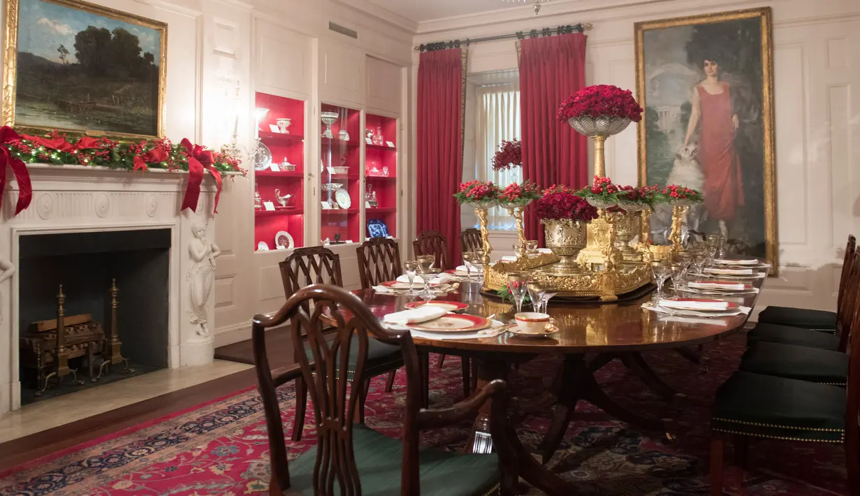 Dekorasi Natal di China Room Gedung Putih, Washington DC, Senin (27/11). First Lady Melania Trump mendekorasi perayaan Natal dengan tema 'Time-Honored Traditions' yang mencerminkan tradisi liburan 200 tahun di Gedung Putih. (SAUL LOEB / AFP)