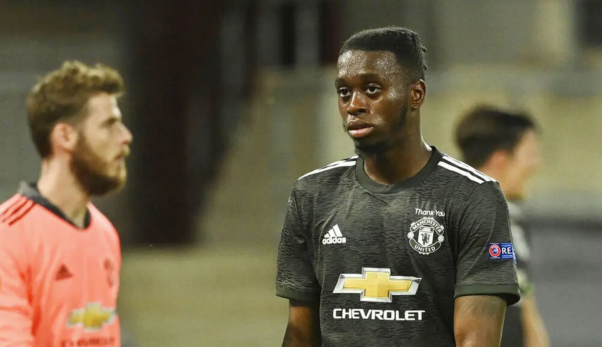 Pemain Manchester United, Aaron Wan-Bissaka, tampak kecewa usai ditaklukkan Sevilla pada laga semifinal Liga Europa di Stadion RheinEnergie, Senin (17/8/2020). Sevilla menang 2-1 atas Manchester United. (Ina Fassbender/Pool Via AP)
