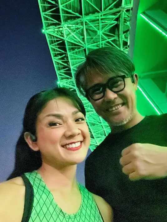 Nirina Zubir dan Ernest Cokelat. [Foto: Instagram/nirinazubir_]