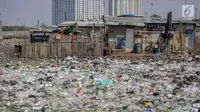 Suasana permukiman kumuh yang berdiri di atas tumpukan sampah di Kampung Bengek, Penjaringan, Jakarta Utara, Selasa (3/9/2019). Permukiman kumuh tersebut berdiri di atas rawa yang membeku karena timbunan sampah plastik, kasur bekas hingga limbah rumah tangga. (Liputan6.com/Faizal Fanani)