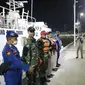 Tim SAR gabungan mencari keberadaan 10 penumpang yang hilang dalam insiden kapal terbalik di dekat Gunung Anak Krakatau. (Foto: Liputan6.com/Basarnas)