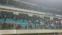 Suasana tribune Stadion Maguwoharjo, Sleman, saat kericuhan penonton terjadi di laga pembuka Shopee Liga 1 2019 antara PSS Sleman kontra Arema FC, Rabu (15/5/2019) malam. (Bola.com/Vincentius Atmaja)