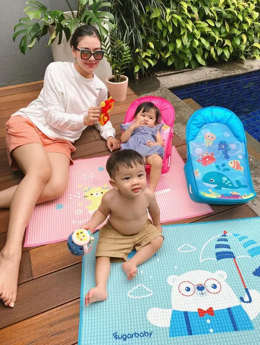 "Iseng aja sih sebenarnya lucu-lucuan aja di rumah sama anak main TikTok," kata Syahnaz Sadiqah saat dijumpai di kawasan Tendean, Jakarta Selatan, Senin (1/2/2021). (Instagram/syahnazs)