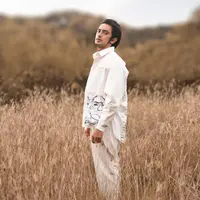 Gaya Omar Daniel dalam Pemotretan Bertema Decorum. (Sumber: Instagram/winstongomez)