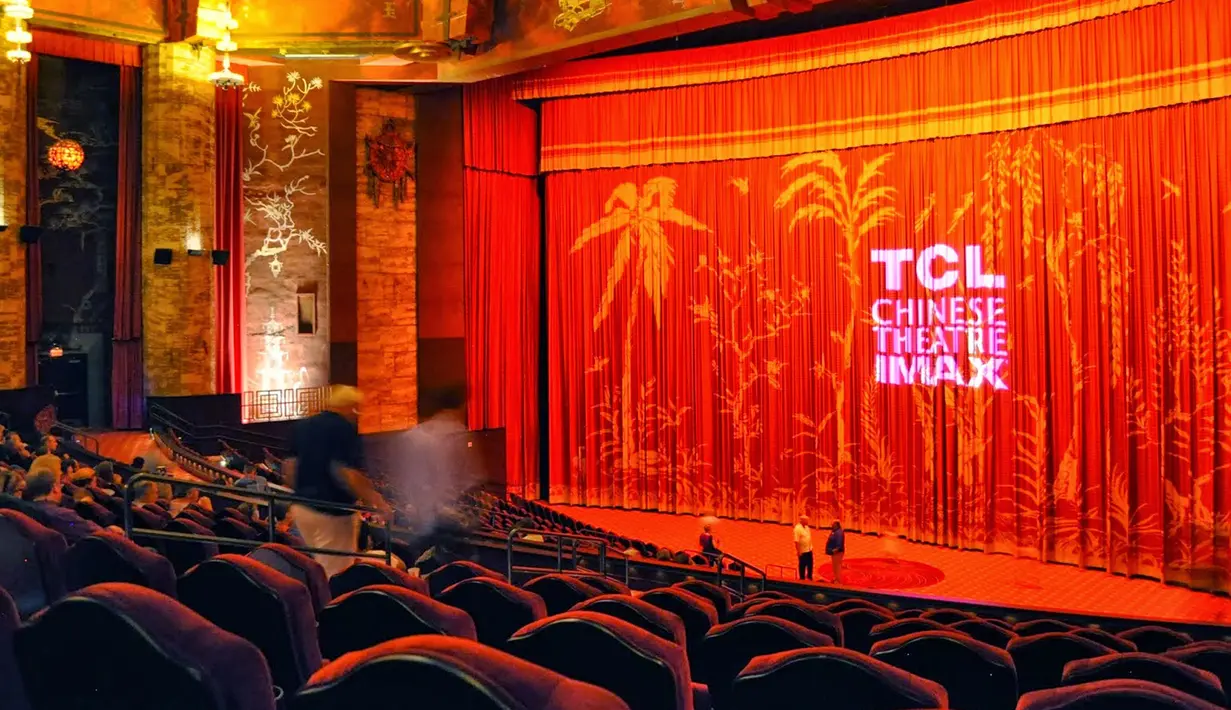 TCL Chinese Theatre adalah adik dari Grauman's Egyptian Theatre yang didirikan tahun 1927. Dengan desain ala Cina yang unik dan didominasi emas, semua ornamen di dalamnya didatangkan langsung dari Cina. (www.allthehitssofar.com)