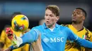 Pemain Napoli, Scott McTominay, mengontrol bola saat melawan Inter Milan pada laga lanjutan Liga Italia di Stadion Diego Armando Maradona, Naples, Italia, Minggu (2/3/2025) dini hari WIB. (Alfredo Falcone/LaPresse via AP)