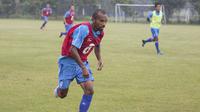 Nominasi pemain terbaik, Nur Iskandar, mengejar bola saat latihan jelang laga final Piala Jenderal Sudirman melawan Mitra Kukar di Lapangan Sutasom, Jakarta, Jumat (22/1/2016). (Bola.com/Vitalis Yogi Trisna)