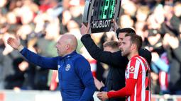 Mantan pemain Inter Milan itu masuk sebagai pemain pengganti di babak kedua. Ini pertama kalinya Eriksen merumput setelah mengalami serangan jantung di Euro 2020 lalu. (AFP/Geoff Caddick)