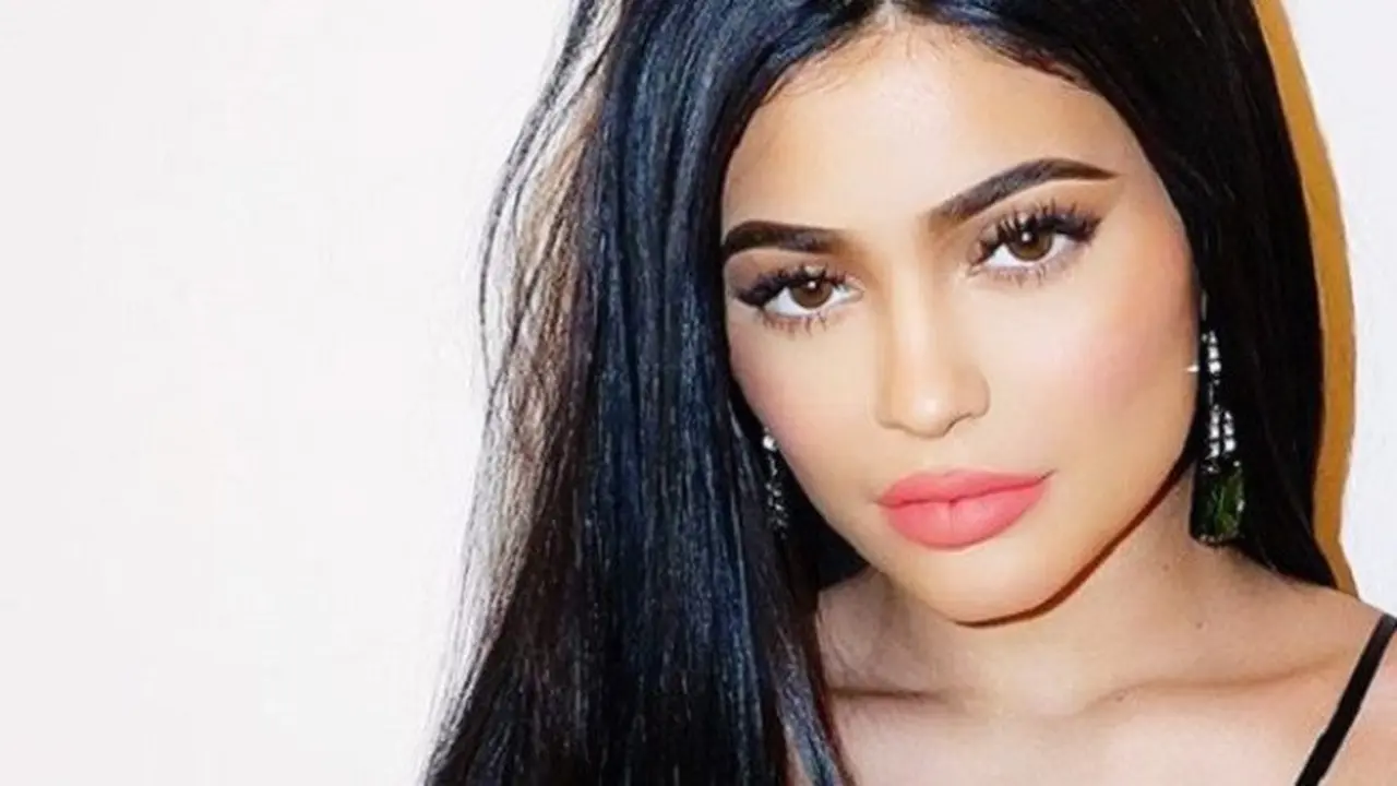 5 Aturan Penting untuk Dapatkan Bibir Tebal Kylie Jenner