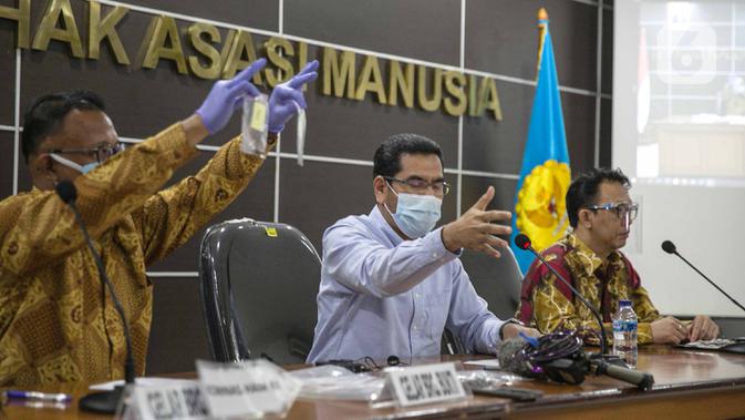 Komisioner Komnas HAM Choirul Anam (kiri) menunjukan barang bukti saat terkait insiden tewasnya enam laskar FPI di Gedung Komnas HAM, Jakarta, Senin (28/12/2020). 4 selongsong peluru tersebut 3 di antaranya masih utuh, dan satu lagi hanya bagian belakang. (Liputan6.com/Faizal Fanani)