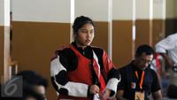 Petembak Indonesia, Vidya Rafika menahan kekecewaan usai gagal di Final 50m RIFLE 3 positions women di Kejuaraan Menembak se-Asia Tenggara di Jakarta, Senin (23/11/2015). Vidya menempati posisi tujuh dengan 367.0 poin. (Liputan6.com/Helmi Fithriansyah)