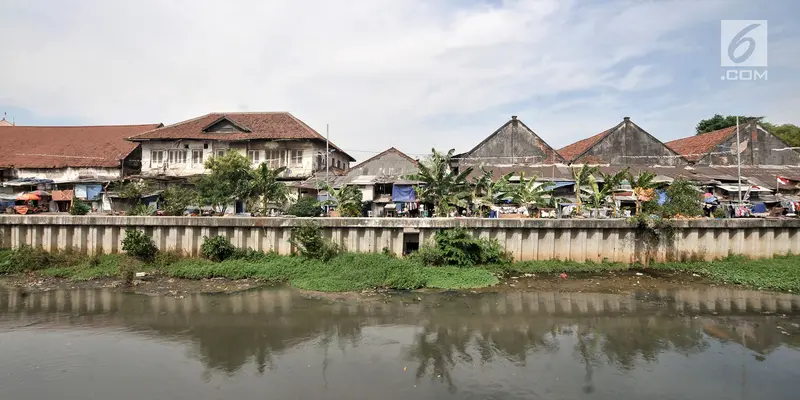 Tak Seindah di Kota Tua, Kali Besar Timur Dipenuhi Sampah dan Semak Belukar