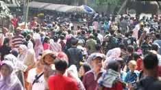 Puluhan ribu pengunjung memadati Taman Margasatwa Ragunan, Jakarta, Kamis (7/7). Sampai pukul 15.00 WIB, jumlah pengunjung Ragunan pada hari kedua Lebaran ini sekitar 104.000 orang. (Liputan6.com/Immanuel Antonius)