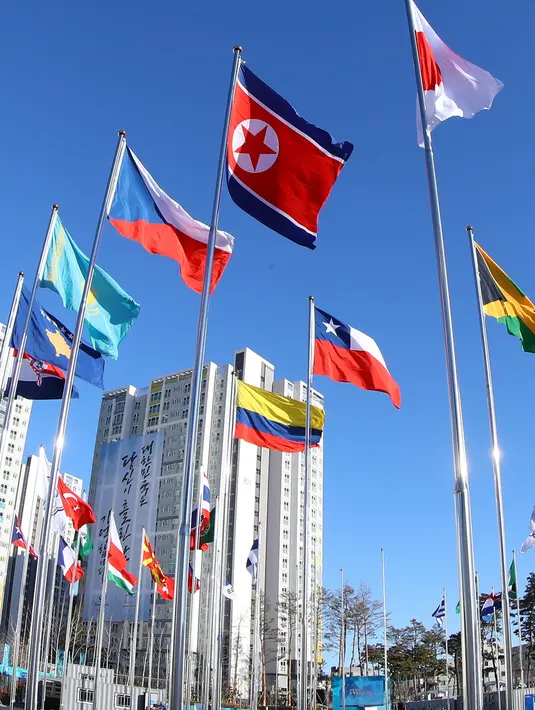 Bendera nasional Korea Utara (kedua kanan) berkibar bersama bendera negara-negara lain di desa atlet di Gangneung, Korea Selatan (1/2). Olimpiade Musim Dingin 2018 akan digelar di Pyeongchang, Korea Selatan. (AFP Photo/Yonhap)