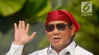 Ketua umum Partai Gerindra Prabowo Subianto mengenakan bandana merah menyapa para pendukungnya usai mendaftarkan bakal calon pasangan Presiden dan wakil presiden di Komisi Pemilihan Umum (KPU), Jakarta, Jumat (10/8).(Merdeka.com/Imam Buhori)